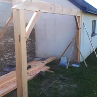 Taille et levage d'un carport en charpente traditionnelle