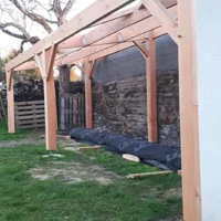 Taille et levage d'un carport en charpente traditionnelle