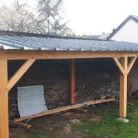 Taille et levage d'un carport en charpente traditionnelle
