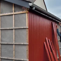 Pose d'un bardage en bois sur un agrandissement